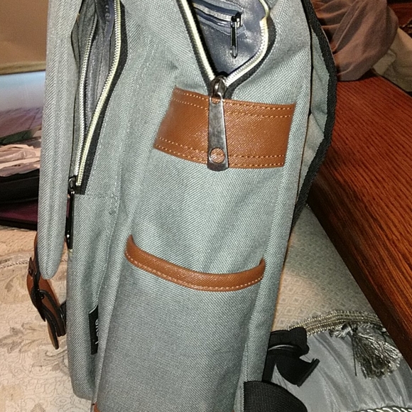 Man Er Wei Backpack with Laptop Pocket - Picture 12 of 14